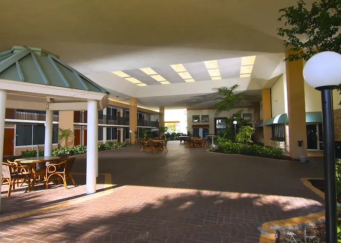 Ramada By Wyndham Kissimmee Gateway - Free Theme Park Shuttle